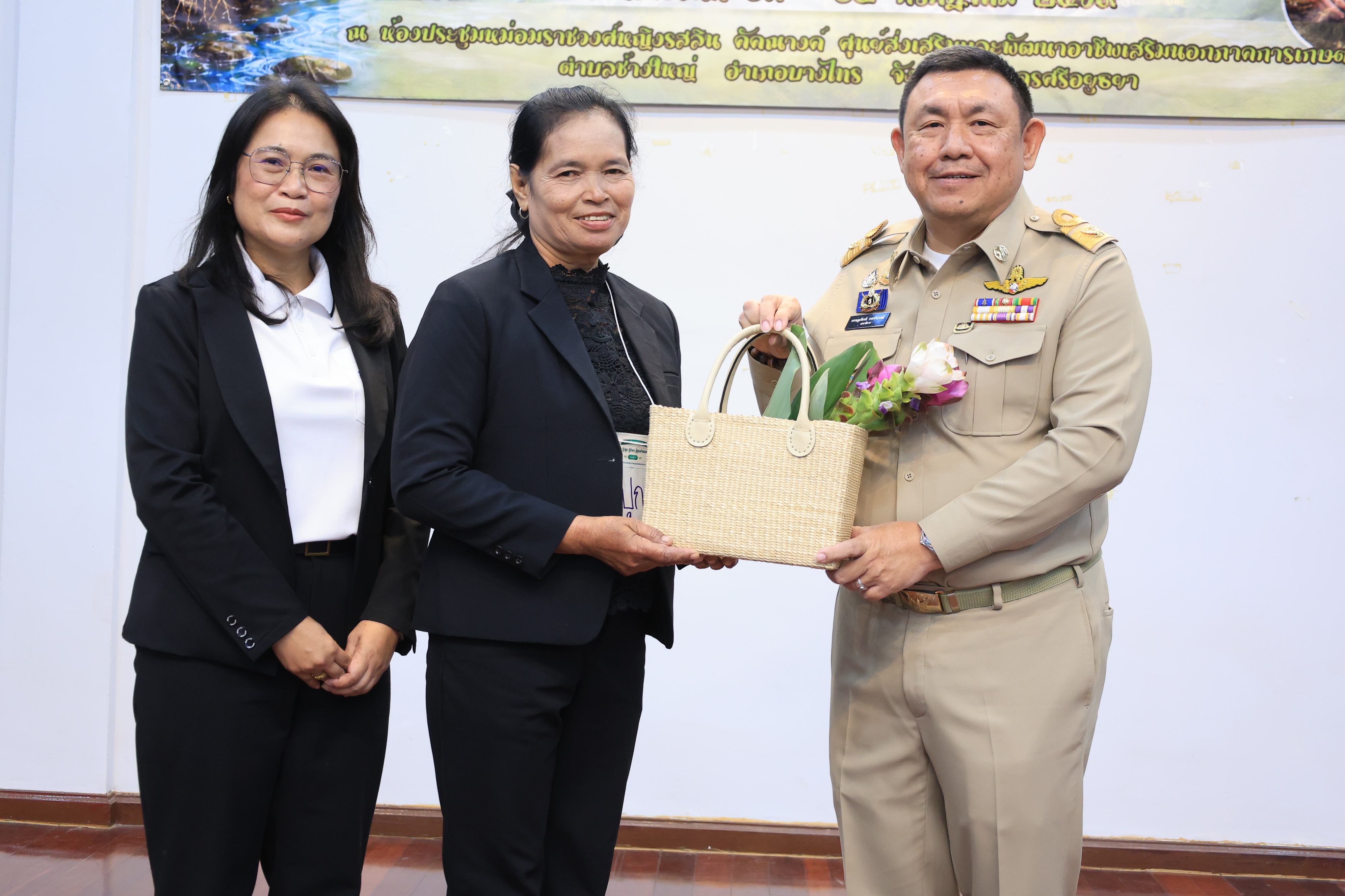 title - เลขาธิการ ส.ป.ก. เป็นประธานในพิธีเปิดโครงการฝึกอบรมเชิงปฏิบัติการ หลักสูตร “รู้ปลูก รู้รักษา รู้คุณค่าของหญ้าแฝก” ระยะที่ 2 ภายใต้โครงการพัฒนาและรณรงค์การใช้หญ้าแฝกอันเนื่องมาจากพระราชดำริ ประจำปีงบประมาณ พ.ศ. 2569 